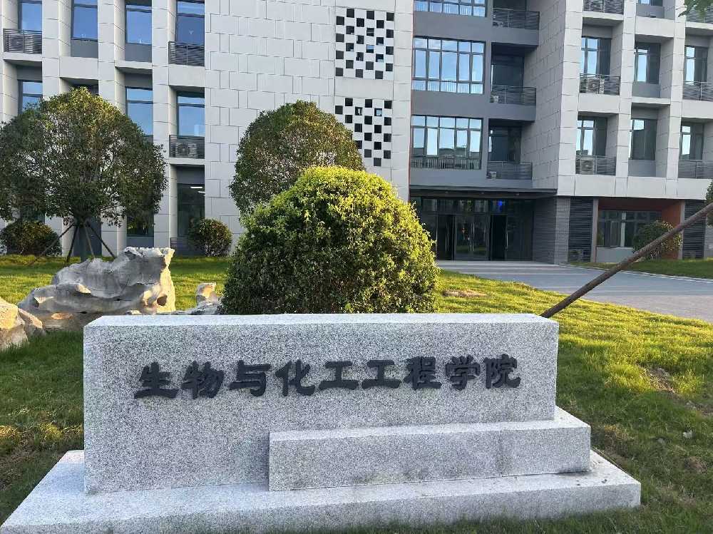 华蓥市扬州职业大学体育场高杆灯项目